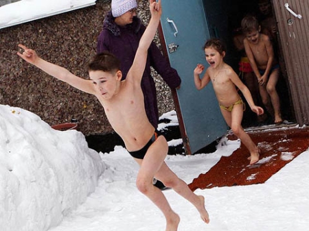Dưới giá rét -10 độ C, trẻ em mẫu giáo ở một ngôi trường tại thành phố Barnaul, vùng Siberia, Nga, mặc đồ bơi ào ra ngoài, để chuẩn bị tham gia một bài tập rèn luyện sức khỏe hàng ngày. 
